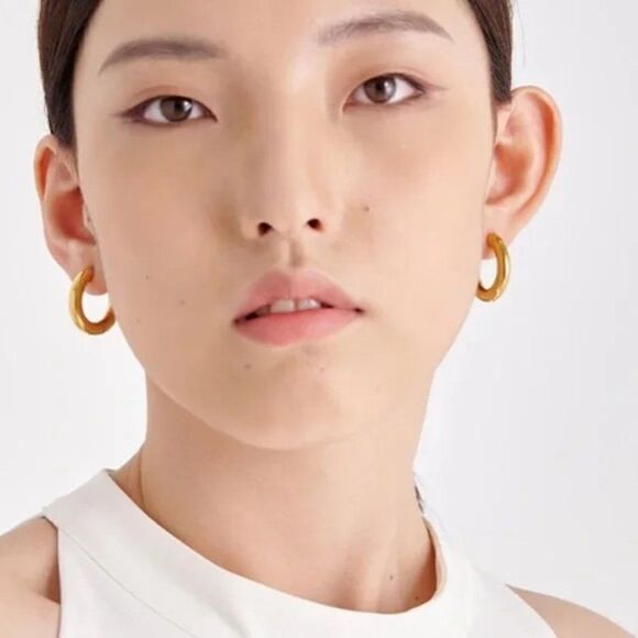 Classic Chunky Style Round Gold Hoop Earrings - Picture 13 of 14